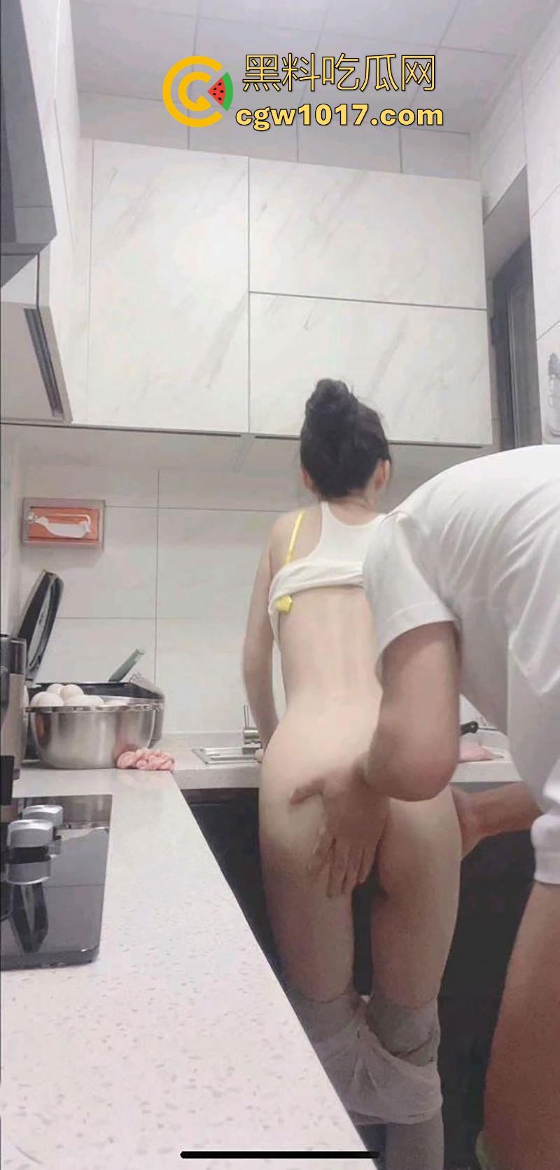 在厨房强上美艳瑜伽裤嫂子,按在厨房灶台就从后面猛干,插得嫂子淫水哗哗流,内射内射彻底被操服了!