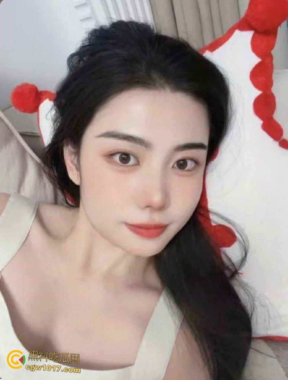 黑龙江省农商银行【赵蕊】，悬崖式分手被男友遭曝光，娇小美乳穿着情趣黑丝，趴在床上被猛猛打桩！