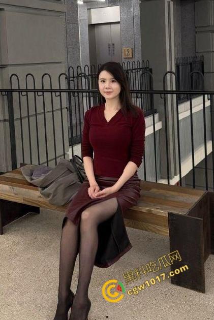 饥渴丝袜嫂子在厨房狂野求欢!灶台上疯狂抽插,淫水四溅,视觉盛宴引人窒息!