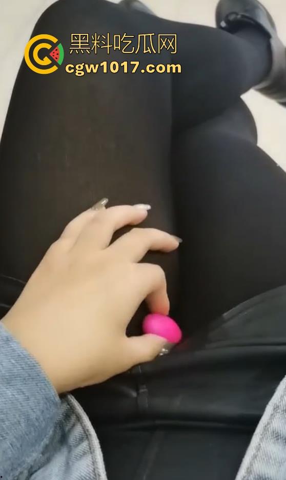 把跳蛋放在漂亮美眉的体内，随着震动频率的变化看她的脸蛋狰狞，档位越大越舒服，差点淫叫声都出来了！