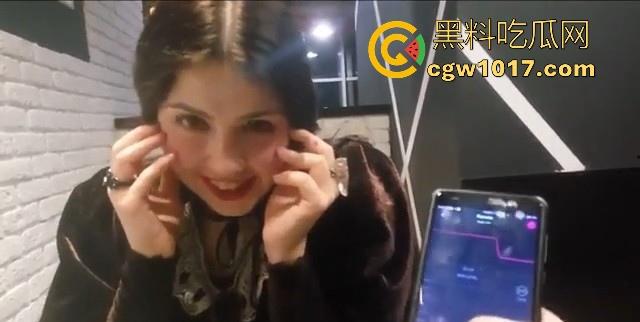 把跳蛋放在漂亮美眉的体内,随着震动频率的变化看她的脸蛋狰狞,档位越大越舒服,差点淫叫声都出来了!