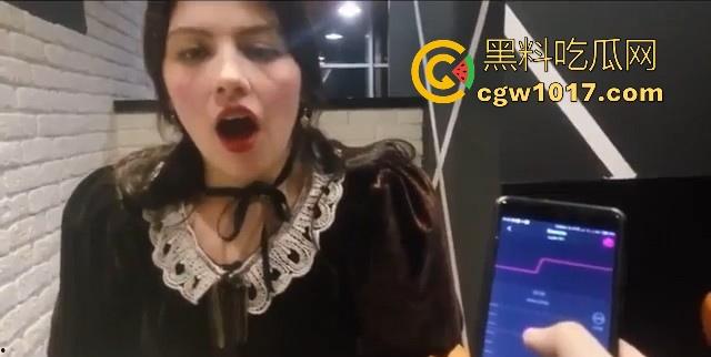 把跳蛋放在漂亮美眉的体内,随着震动频率的变化看她的脸蛋狰狞,档位越大越舒服,差点淫叫声都出来了!