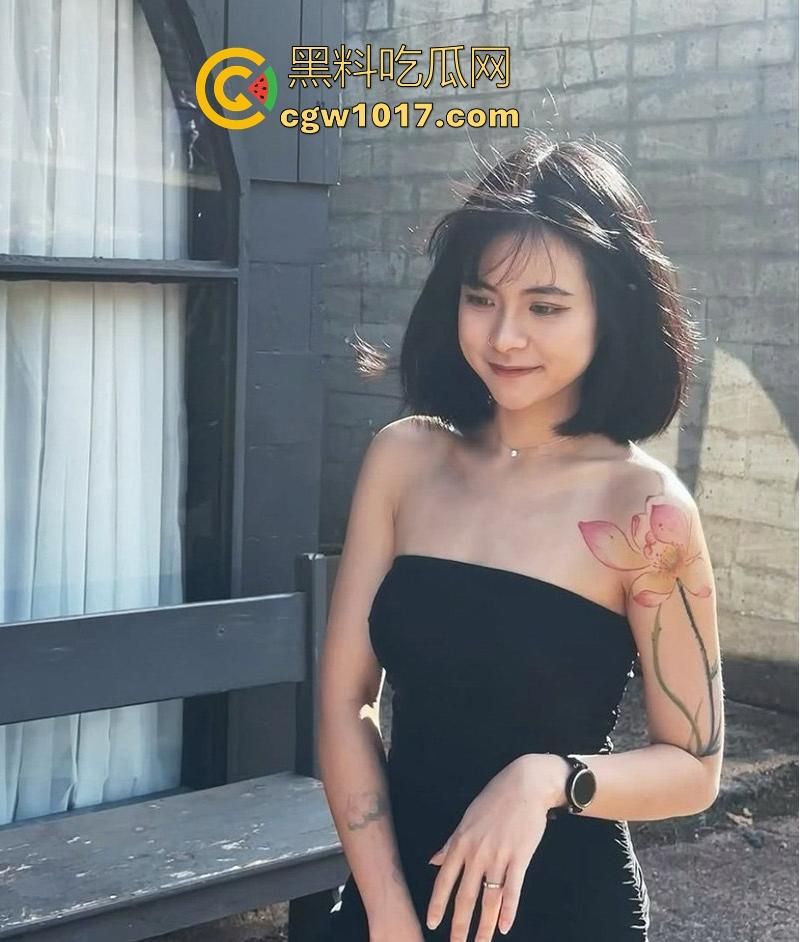 ins高颜值福利博主【ABBEY】最新福利视频曝光,高颜值健身少女露脸深情舔屌,后入猛干时雪白翘臀被撞得啪啪响!