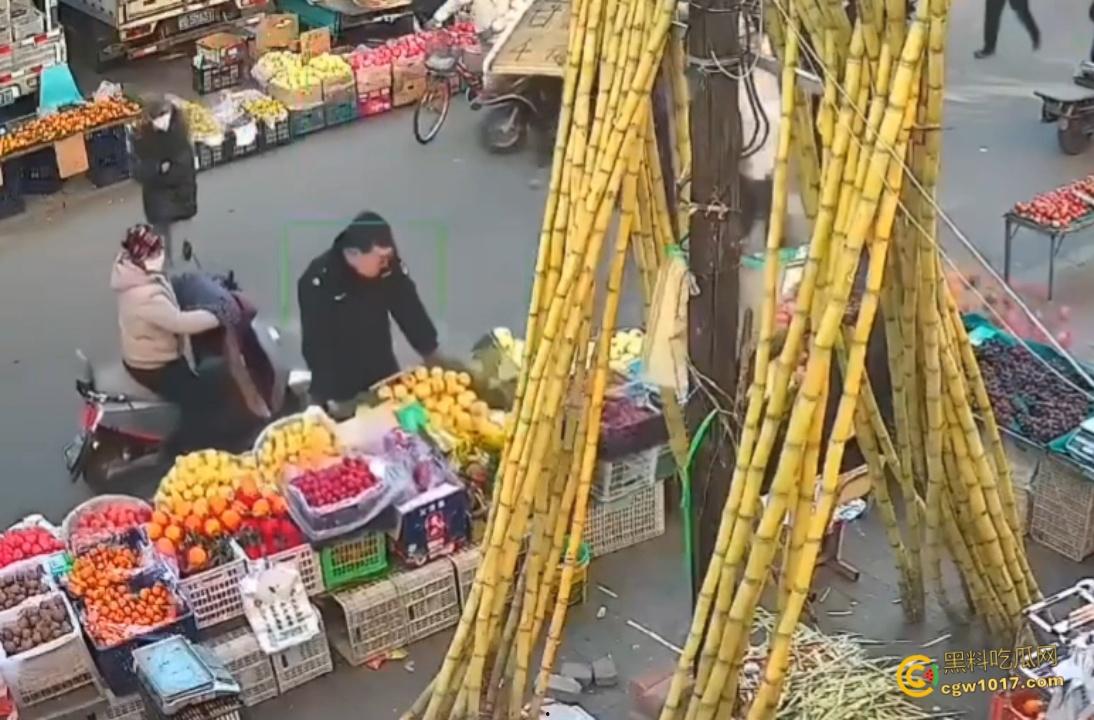 辽宁丹东城管暴力执法,多次提醒水果摊占用道路,直接掀翻小贩苦苦求饶,摊位瞬间空荡,这活该占道太解气了啊!