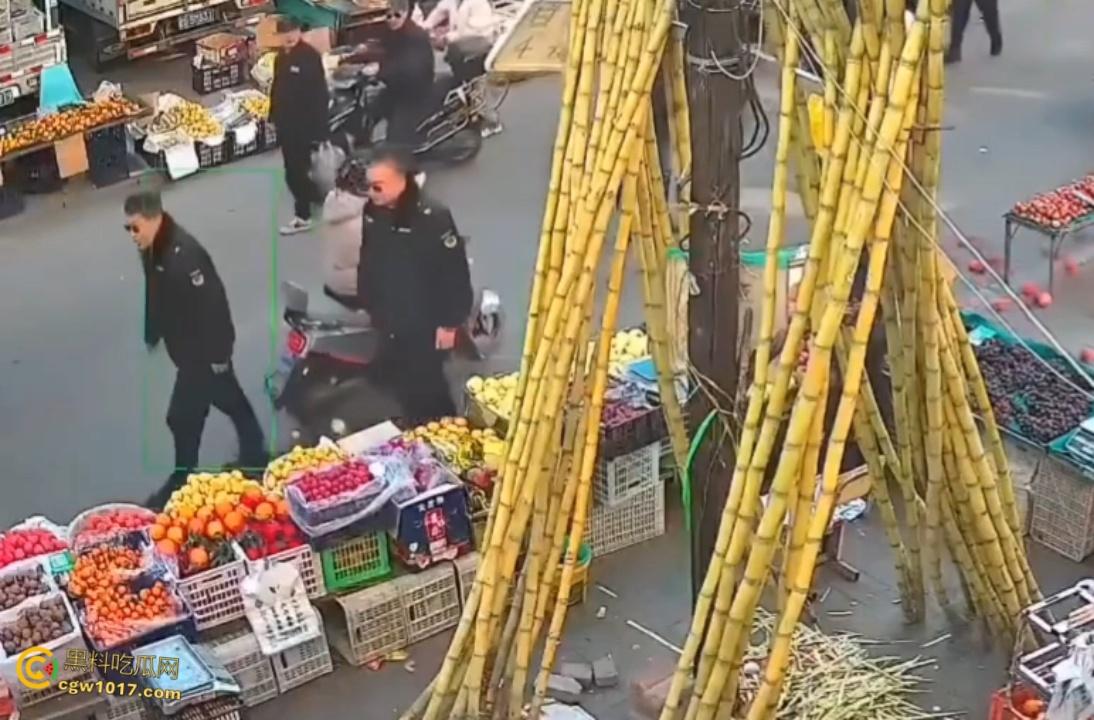 辽宁丹东城管暴力执法,多次提醒水果摊占用道路,直接掀翻小贩苦苦求饶,摊位瞬间空荡,这活该占道太解气了啊!