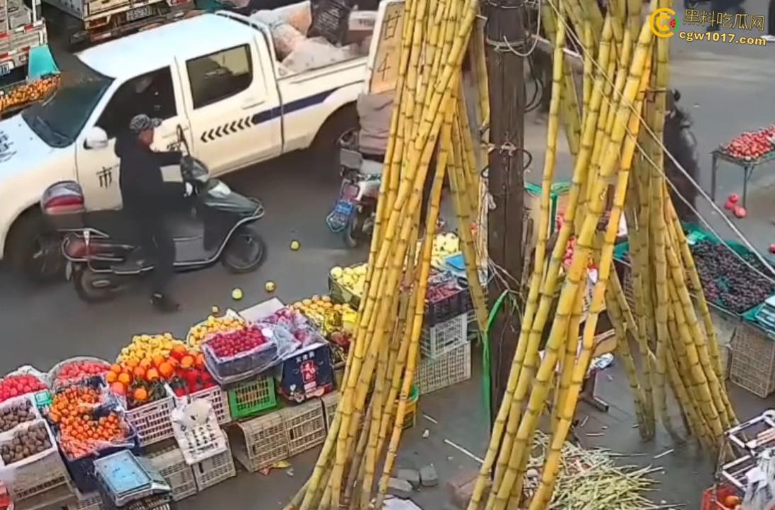 辽宁丹东城管暴力执法,多次提醒水果摊占用道路,直接掀翻小贩苦苦求饶,摊位瞬间空荡,这活该占道太解气了啊!