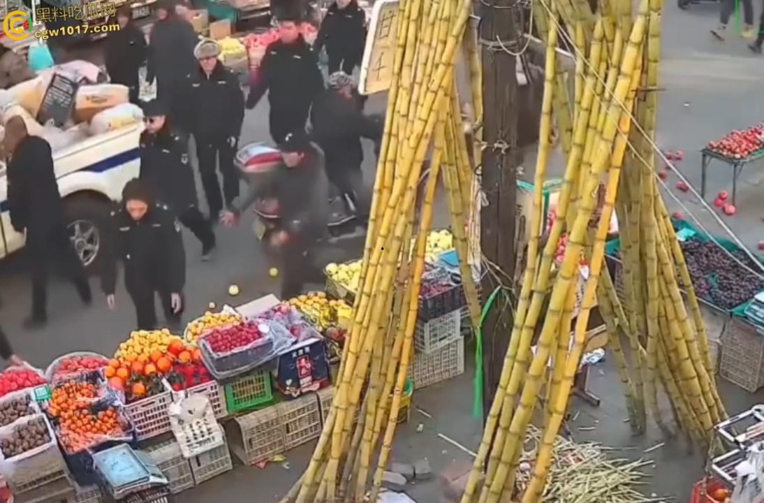 辽宁丹东城管暴力执法,多次提醒水果摊占用道路,直接掀翻小贩苦苦求饶,摊位瞬间空荡,这活该占道太解气了啊!