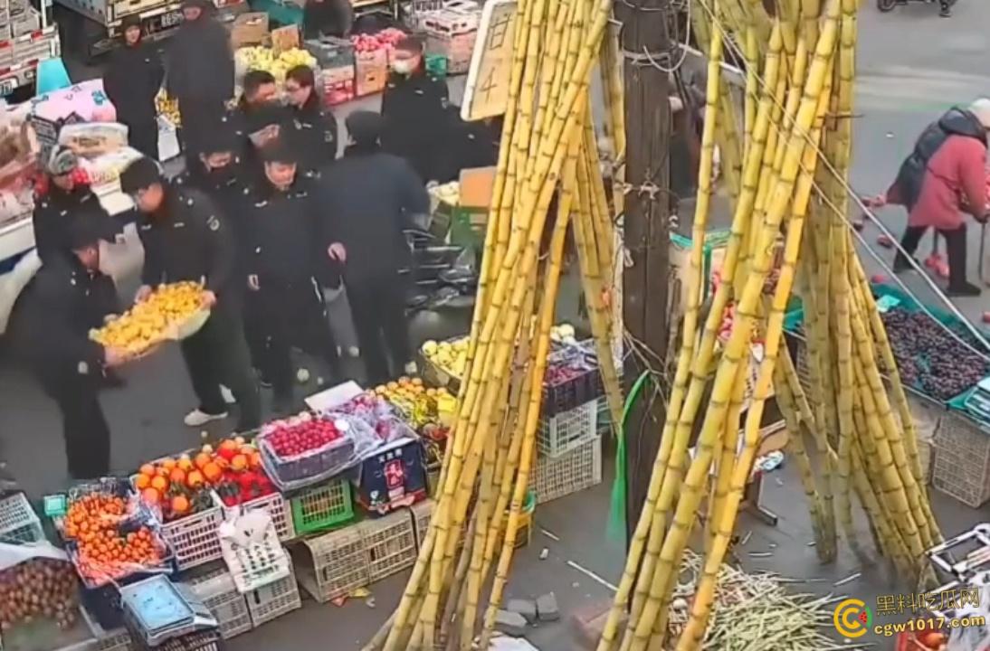 辽宁丹东城管暴力执法,多次提醒水果摊占用道路,直接掀翻小贩苦苦求饶,摊位瞬间空荡,这活该占道太解气了啊!