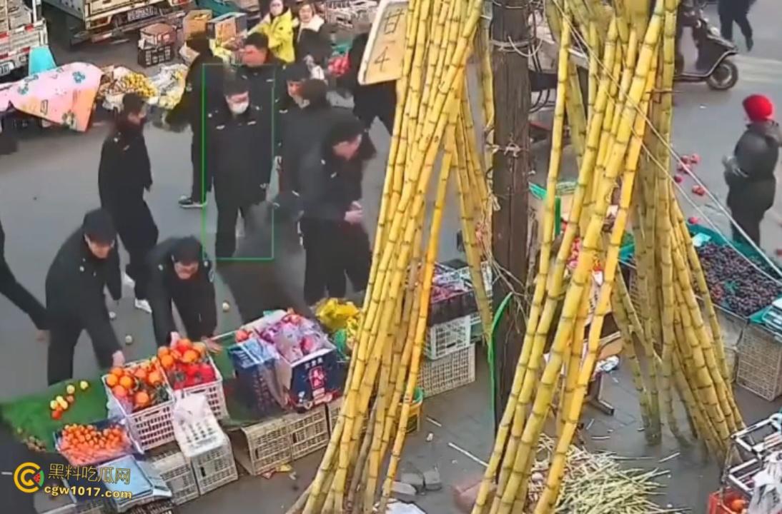 辽宁丹东城管暴力执法,多次提醒水果摊占用道路,直接掀翻小贩苦苦求饶,摊位瞬间空荡,这活该占道太解气了啊!
