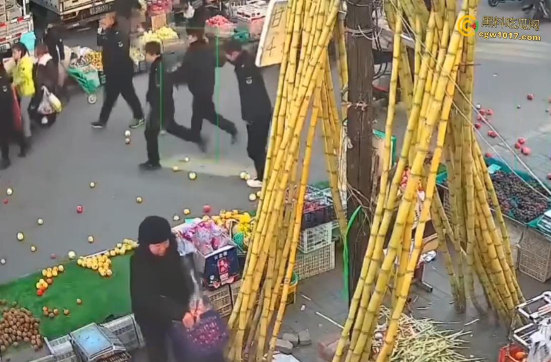 辽宁丹东城管暴力执法,多次提醒水果摊占用道路,直接掀翻小贩苦苦求饶,摊位瞬间空荡,这活该占道太解气了啊!