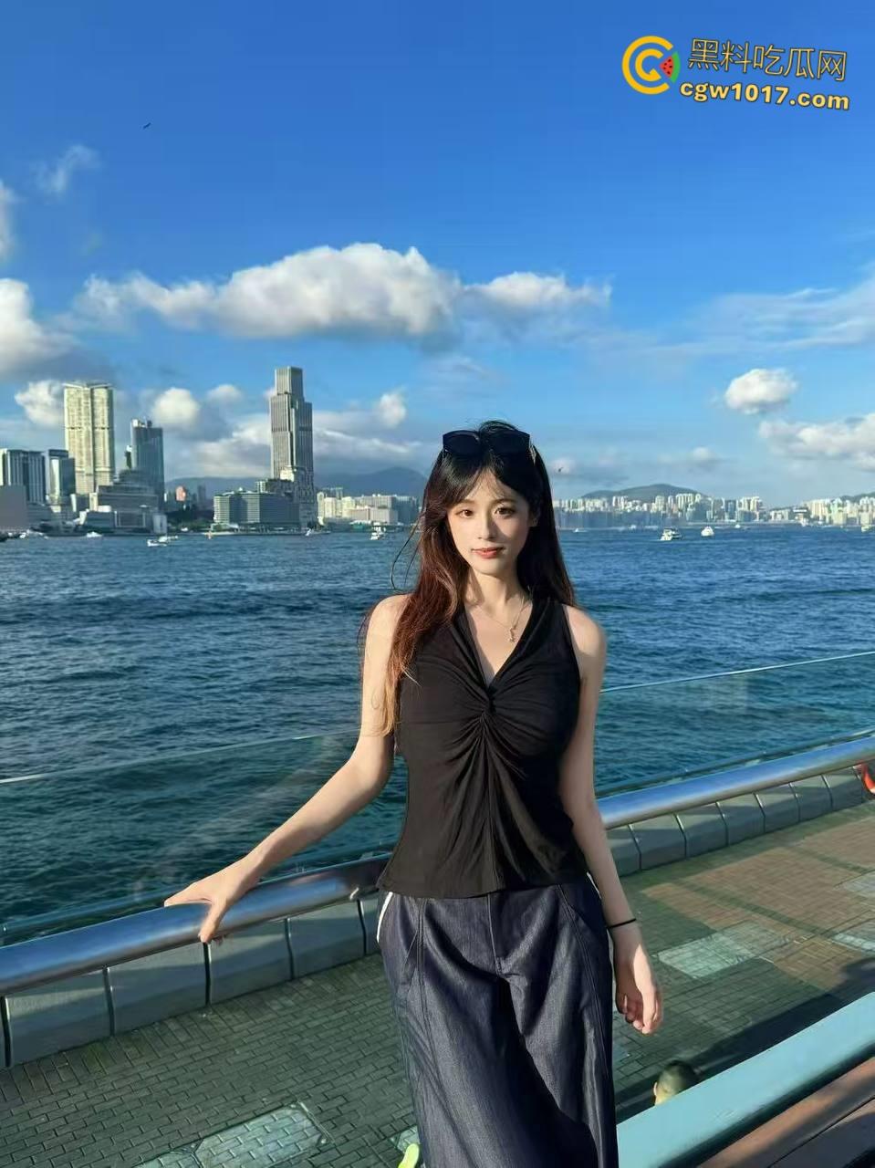 女儿穿着豹纹裙洗碗,被我撕开黑丝猛舔骚穴,超配合得跪地口交,穿着高跟鞋被我抬腿猛插,全射在女儿的黑丝上 !