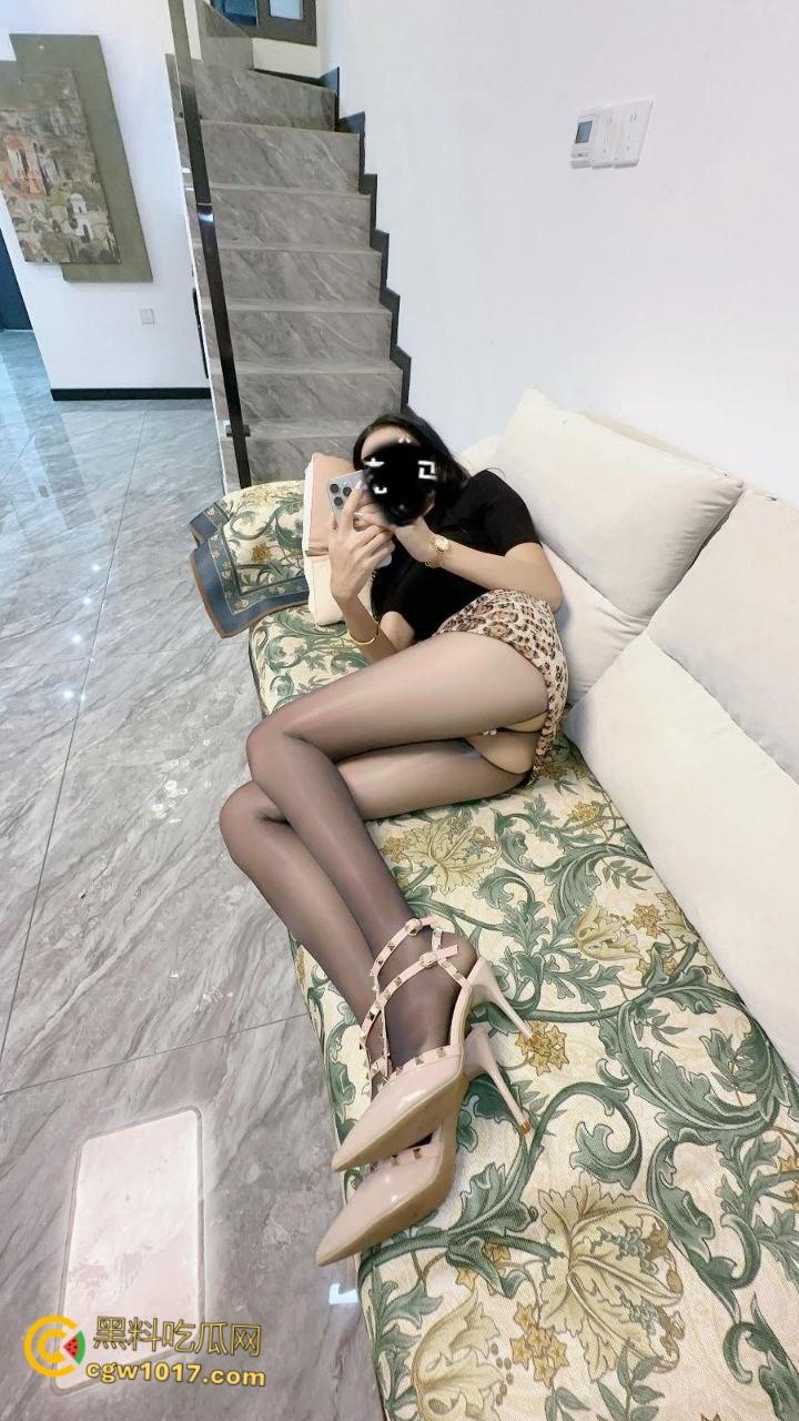 女儿穿着豹纹裙洗碗,被我撕开黑丝猛舔骚穴,超配合得跪地口交,穿着高跟鞋被我抬腿猛插,全射在女儿的黑丝上 !