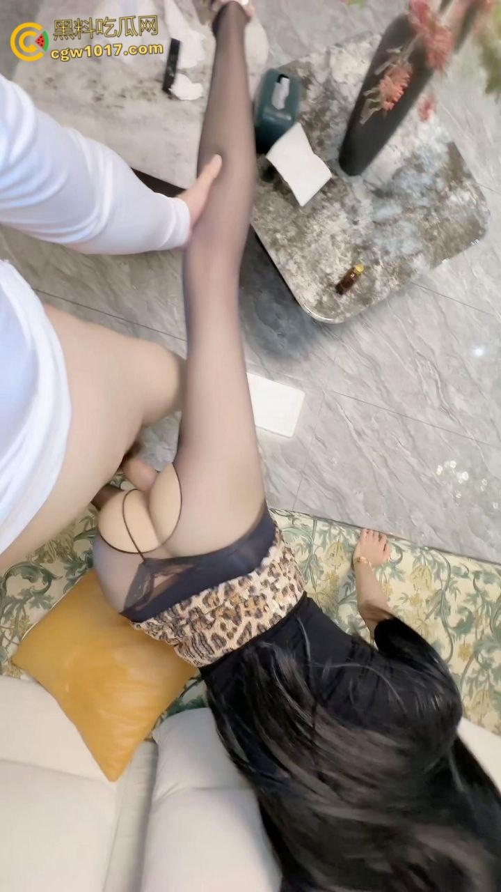 女儿穿着豹纹裙洗碗,被我撕开黑丝猛舔骚穴,超配合得跪地口交,穿着高跟鞋被我抬腿猛插,全射在女儿的黑丝上 !