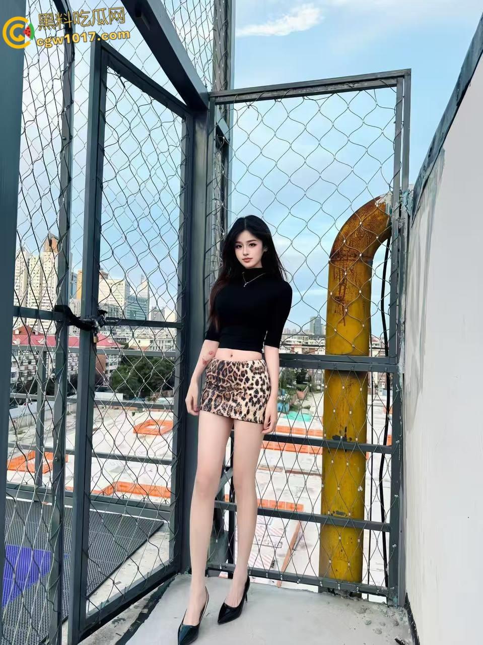 女儿穿着豹纹裙洗碗,被我撕开黑丝猛舔骚穴,超配合得跪地口交,穿着高跟鞋被我抬腿猛插,全射在女儿的黑丝上 !