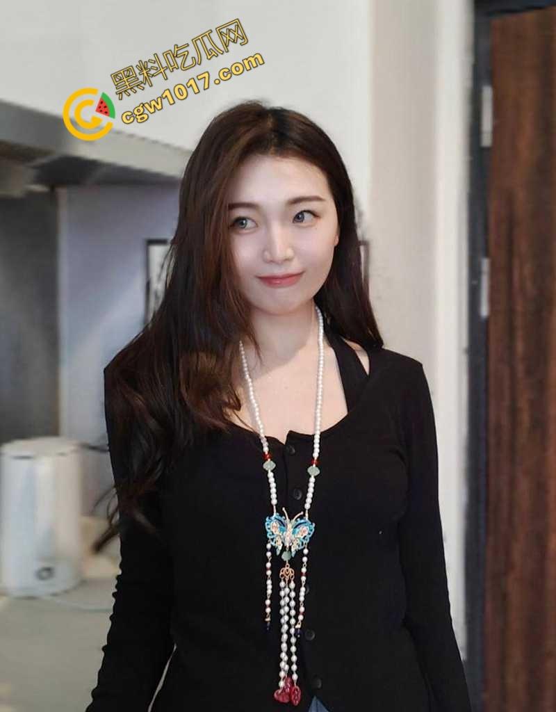 钦州骚妹【吴琪雪】乱伦丑闻炸翻全网：被亲爹无套内射，打胎后再度狂欢，前男友怒曝聊天记录毁三观！