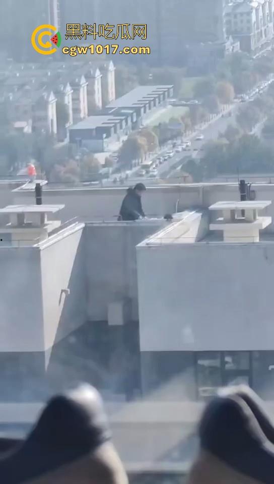 小编精选户外野战做爱视频,各种场景各种大胆做爱露出,无视众人猛插骚逼,只友你想不到的没有他们不敢操的!