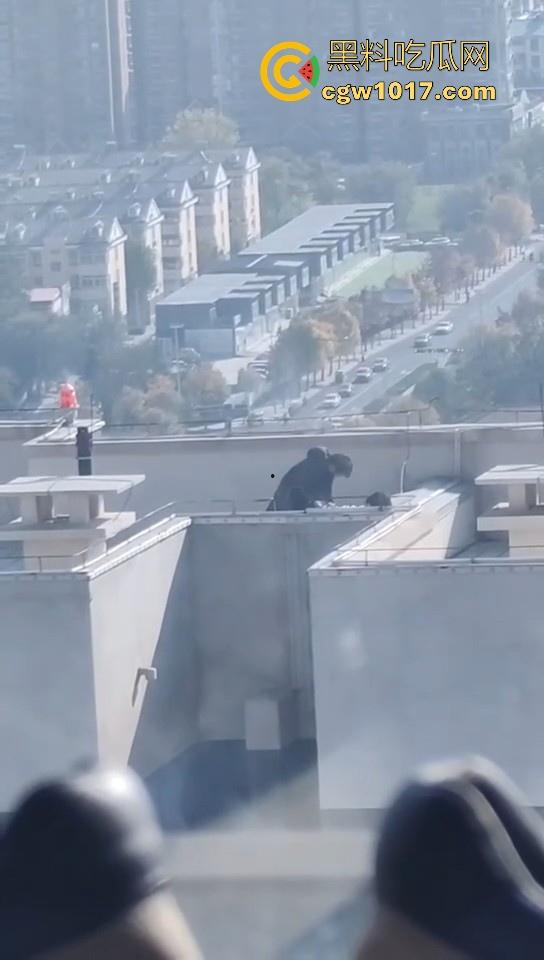 小编精选户外野战做爱视频,各种场景各种大胆做爱露出,无视众人猛插骚逼,只友你想不到的没有他们不敢操的!