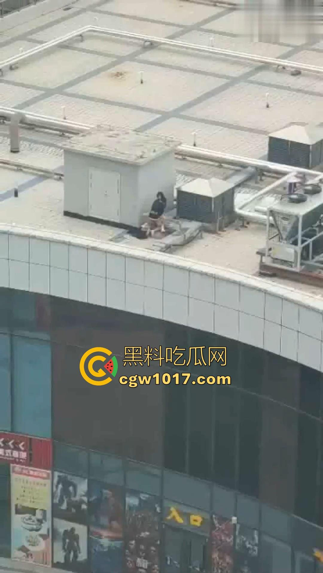 小编精选户外野战做爱视频,各种场景各种大胆做爱露出,无视众人猛插骚逼,只友你想不到的没有他们不敢操的!