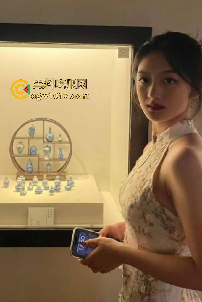 郑州大学主持人专业女神【毛雪】,谁能想到上台前一天在家用男友鸡巴锻炼口技,原来能说会道是有原因的!