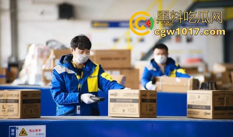 德邦物流野战视频曝光!送快递给少妇送到小树林野战,裤子一扒激情开干,后入打桩猛操边操边笑,麻烦给个好评!