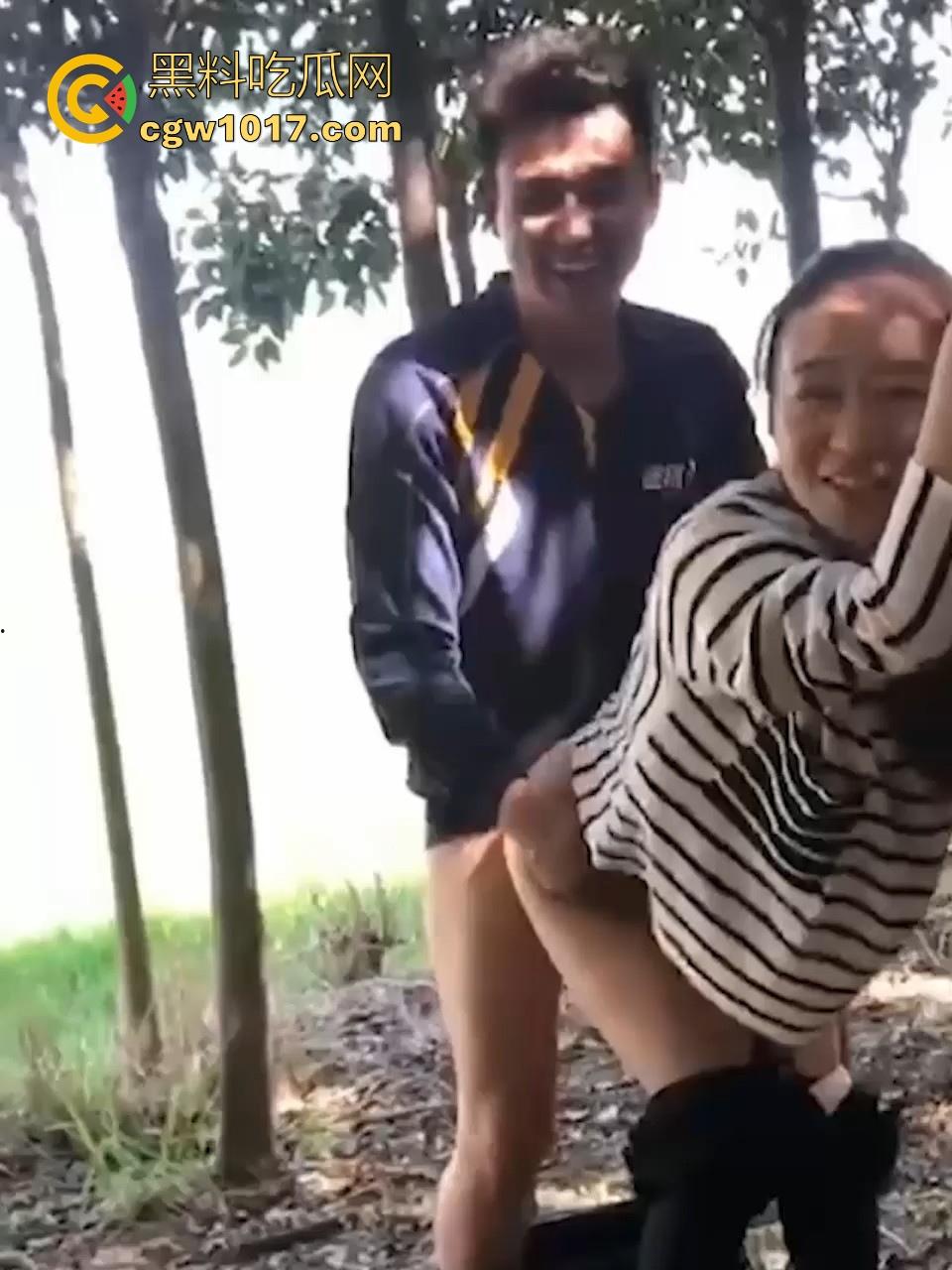 德邦物流野战视频曝光!送快递给少妇送到小树林野战,裤子一扒激情开干,后入打桩猛操边操边笑,麻烦给个好评!