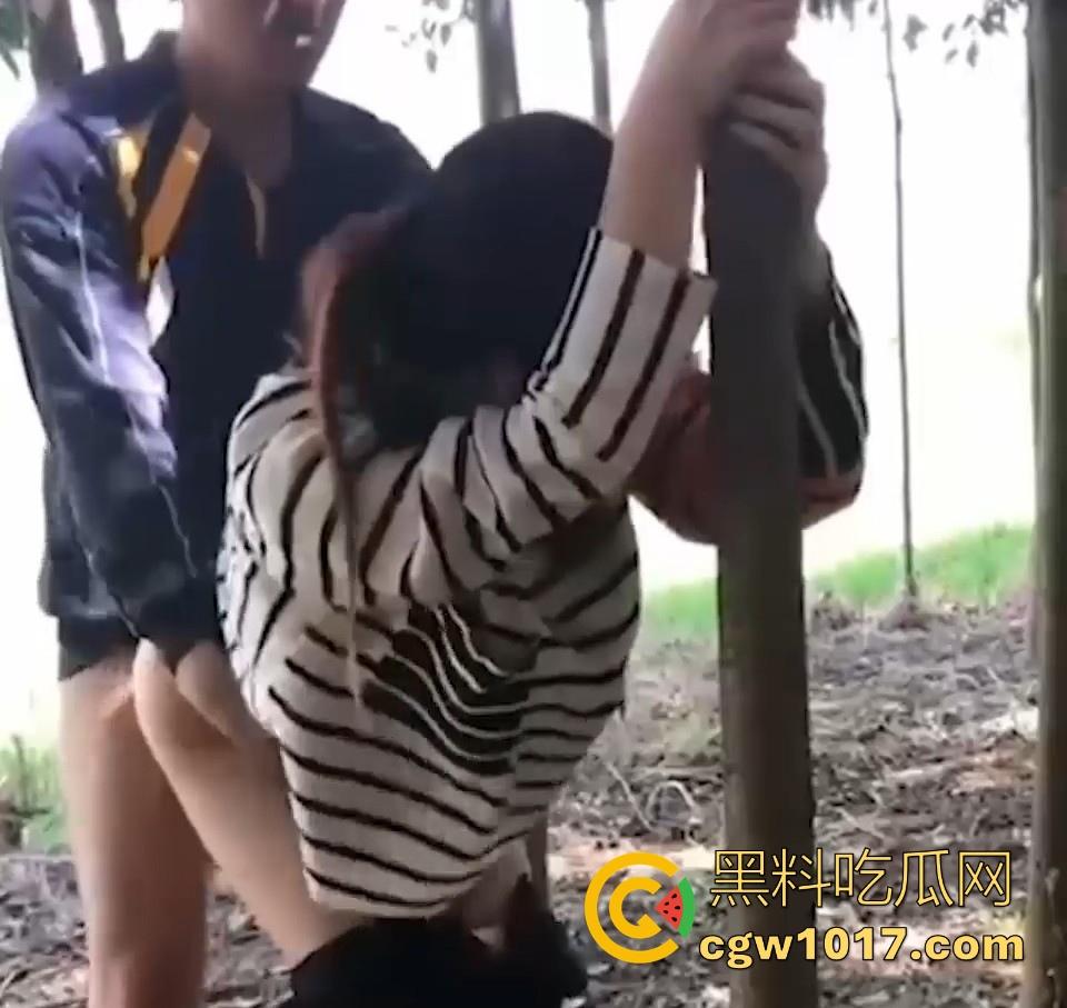 德邦物流野战视频曝光!送快递给少妇送到小树林野战,裤子一扒激情开干,后入打桩猛操边操边笑,麻烦给个好评!