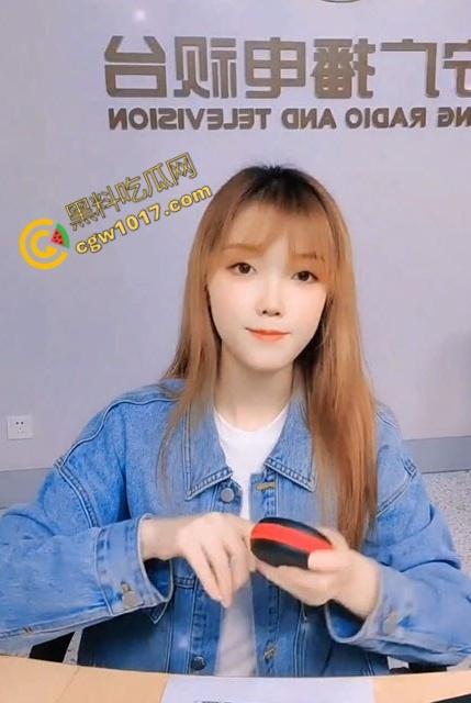 辽宁电台主播【晚晚】没穿内裤在麦前狂野!私密视频曝光,语音自慰,蝴蝶穴淫水横流,欲仙欲死!