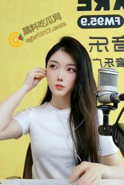 辽宁电台主播【晚晚】没穿内裤在麦前狂野!私密视频曝光,语音自慰,蝴蝶穴淫水横流,欲仙欲死!