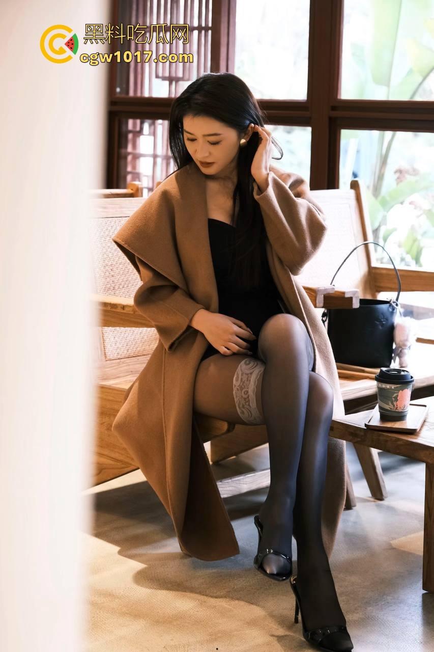 佛山创业产业园某静吧卡座惊现情侣缠绵！音乐轰鸣霓虹闪烁，美腿御姐诱惑拔屌手撸，干柴变成烈火上演活春宫！