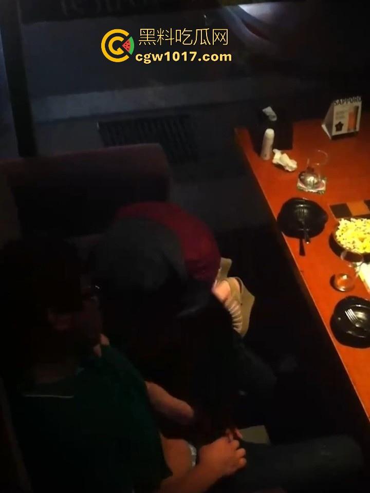 佛山创业产业园某静吧卡座惊现情侣缠绵！音乐轰鸣霓虹闪烁，美腿御姐诱惑拔屌手撸，干柴变成烈火上演活春宫！
