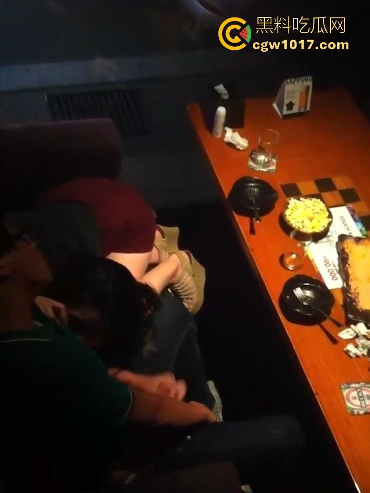 佛山创业产业园某静吧卡座惊现情侣缠绵！音乐轰鸣霓虹闪烁，美腿御姐诱惑拔屌手撸，干柴变成烈火上演活春宫！