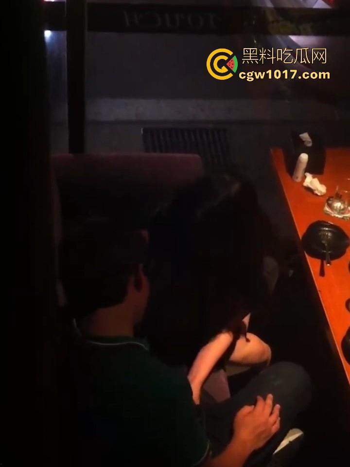 佛山创业产业园某静吧卡座惊现情侣缠绵!音乐轰鸣霓虹闪烁,美腿御姐诱惑拔屌手撸,干柴变成烈火上演活春宫!