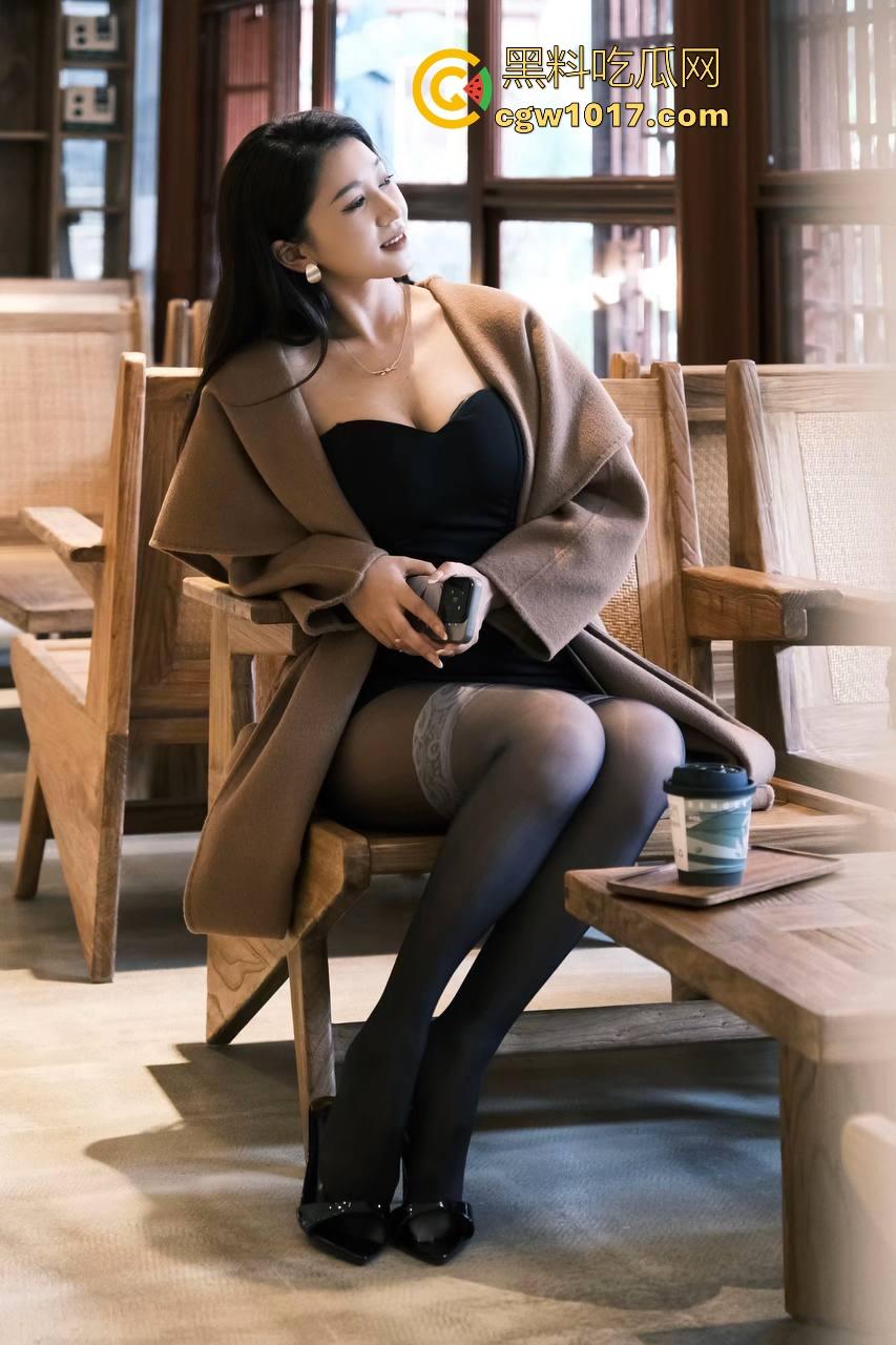 佛山创业产业园某静吧卡座惊现情侣缠绵!音乐轰鸣霓虹闪烁,美腿御姐诱惑拔屌手撸,干柴变成烈火上演活春宫!