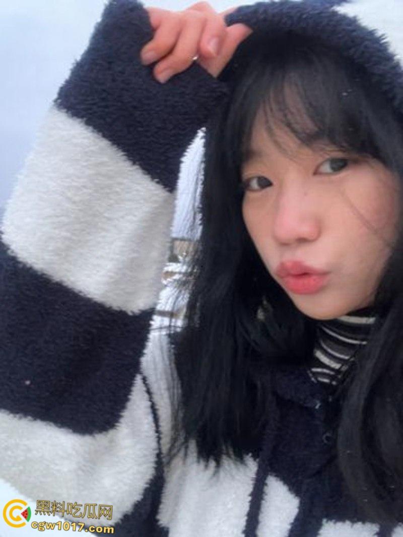 西安外国语大学【沈莉莉】,反差眼镜妹被男友调教日常,可爱女仆害羞捂脸,口爆颜射后还比耶自拍 !