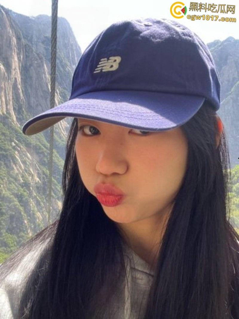 西安外国语大学【沈莉莉】,反差眼镜妹被男友调教日常,可爱女仆害羞捂脸,口爆颜射后还比耶自拍 !