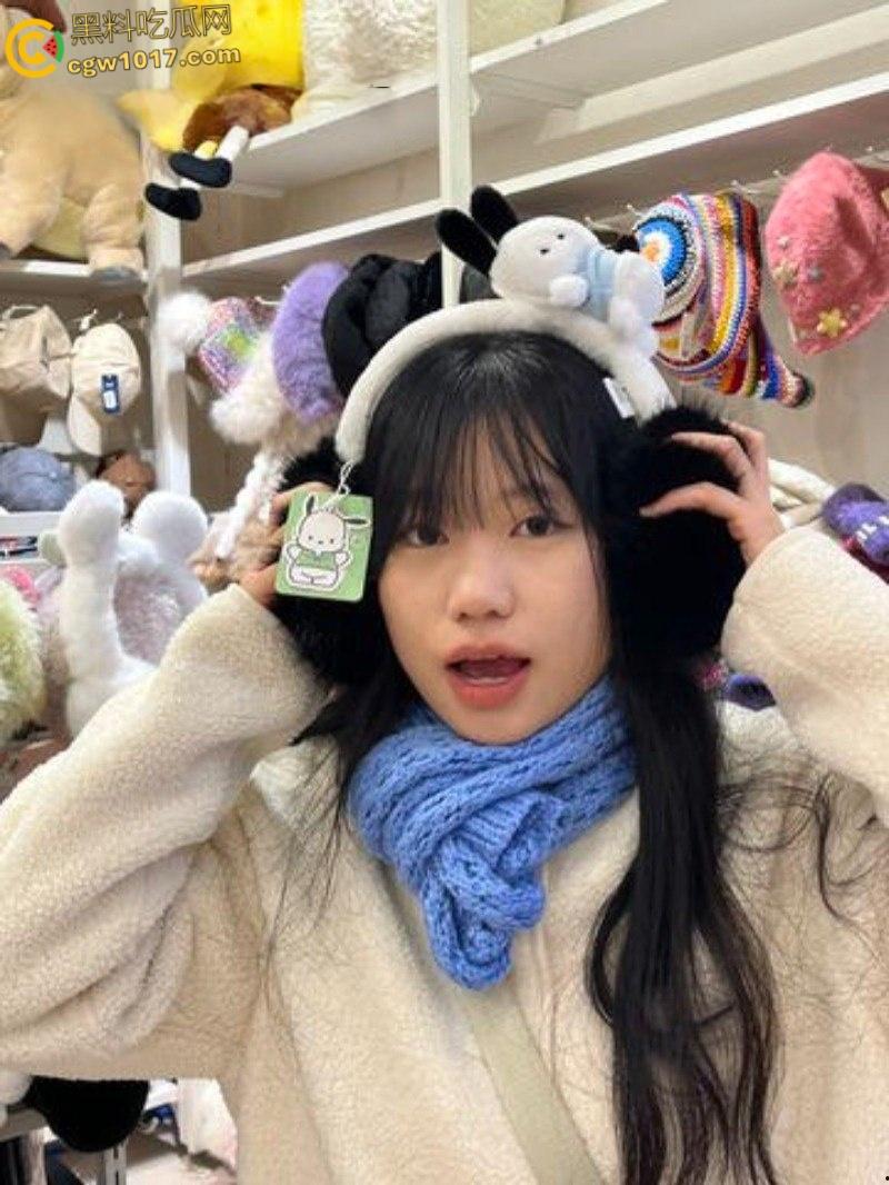 西安外国语大学【沈莉莉】,反差眼镜妹被男友调教日常,可爱女仆害羞捂脸,口爆颜射后还比耶自拍 !