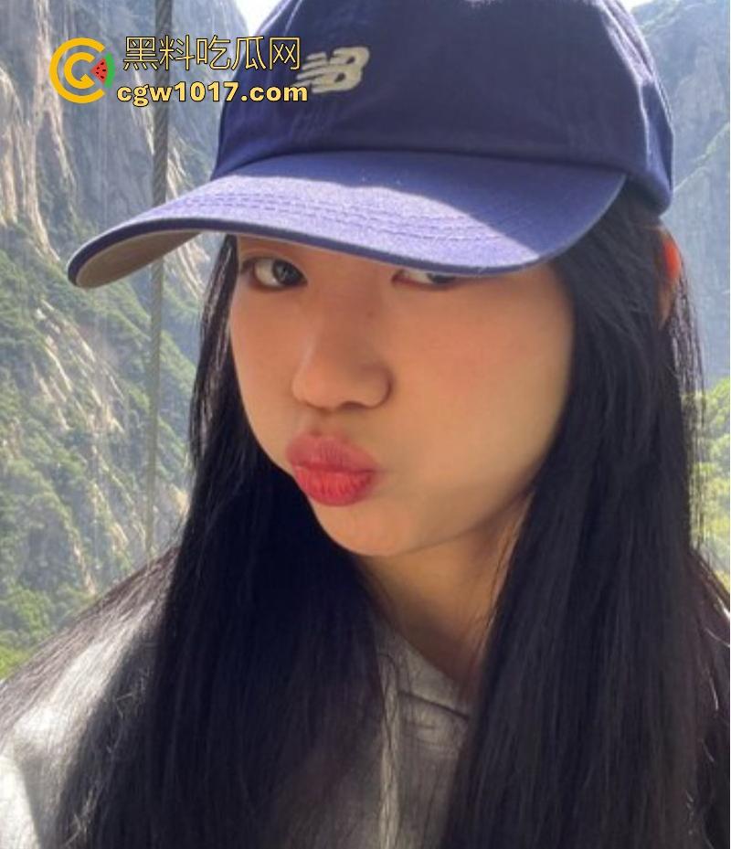 广州大学可爱学妹【李怡君】反差眼镜妹身穿诱惑女仆装，电动玩具猛桶紧致蜜穴，后入爆操颜射满面 ！