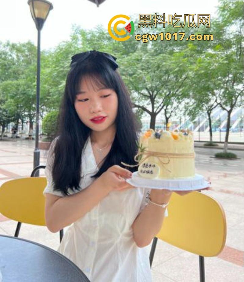 广州大学可爱学妹【李怡君】反差眼镜妹身穿诱惑女仆装,电动玩具猛桶紧致蜜穴,后入爆操颜射满面 !