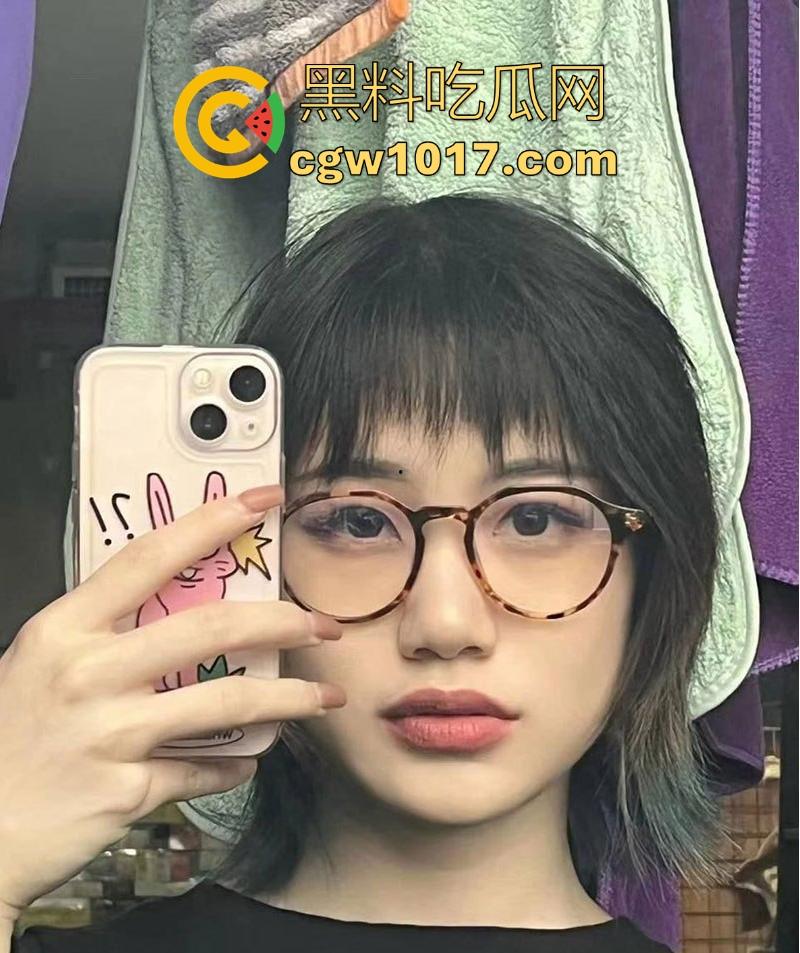 成都医科大学眼镜学妹【廖萱晴】双面人生暴露,清纯大学生私下是金主包养金丝雀,床上浪荡跟学校的清纯极其反差!