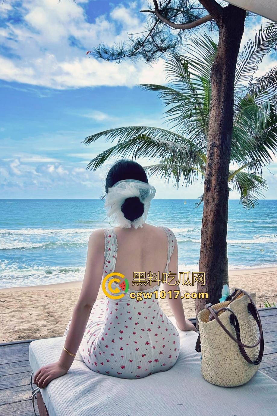 天津南开中学【王雨菲】，白皙粉嫩的乳头加上蓝瞳妆容，手握鸡巴扇奶子，口爆满嘴精液太多盛不住！