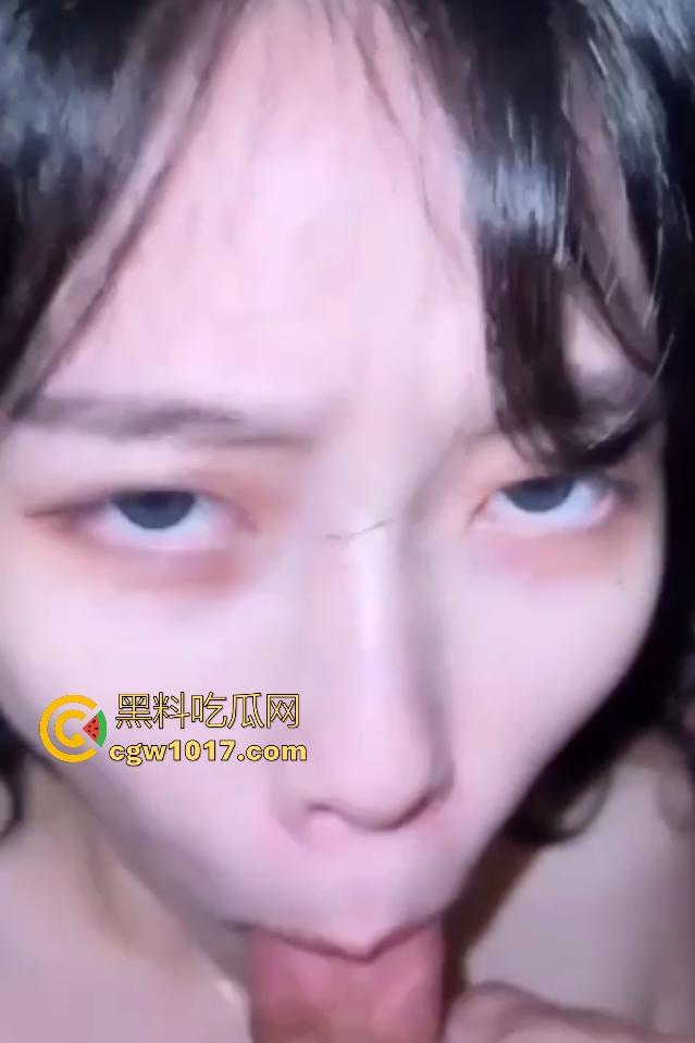 天津南开中学【王雨菲】，白皙粉嫩的乳头加上蓝瞳妆容，手握鸡巴扇奶子，口爆满嘴精液太多盛不住！