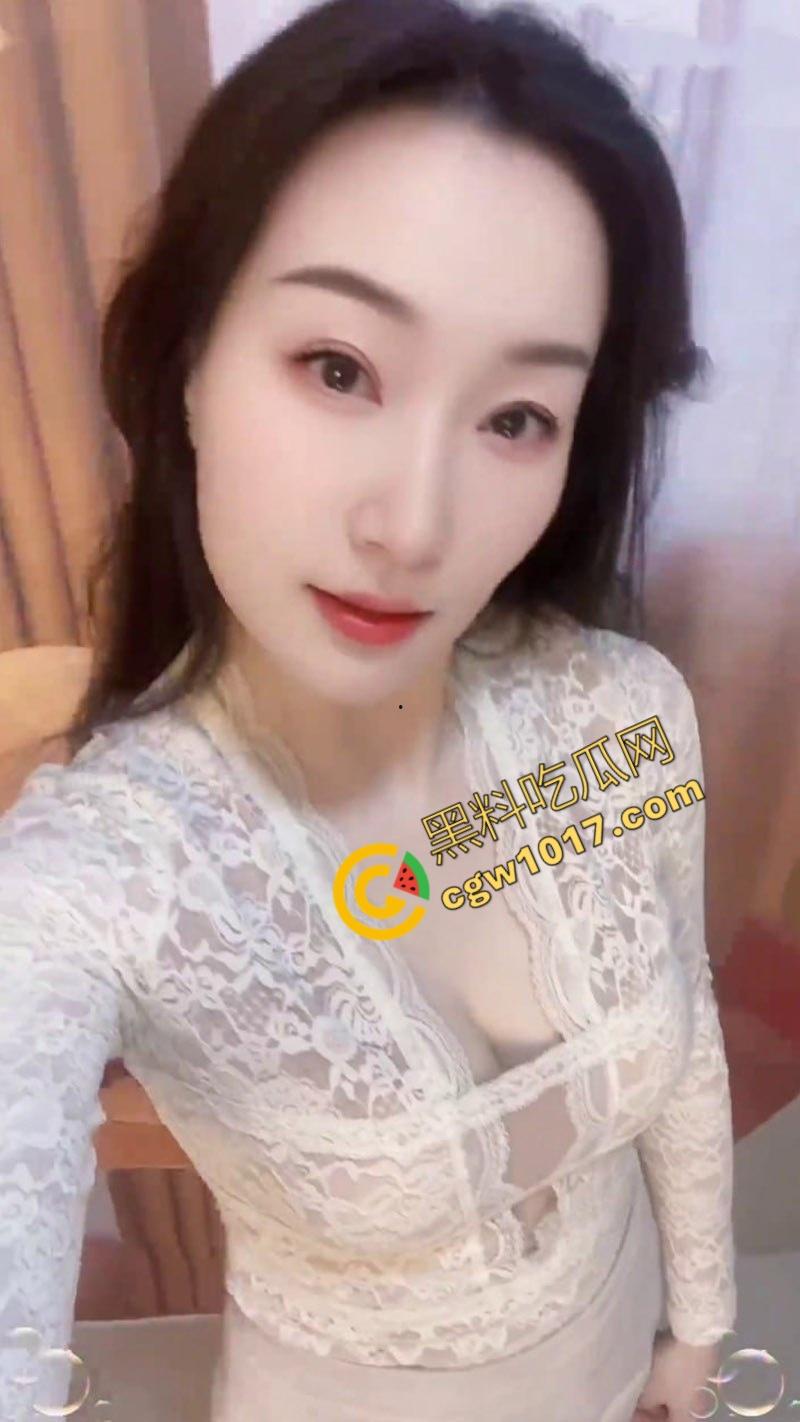 抖音熟女网红【奶思鸭】撩人心魄:冷艳少妇化身浪荡尤物,肥臀高翘松紧湿透,纤指抠穴淫水乱颤,爽到灵魂出窍!