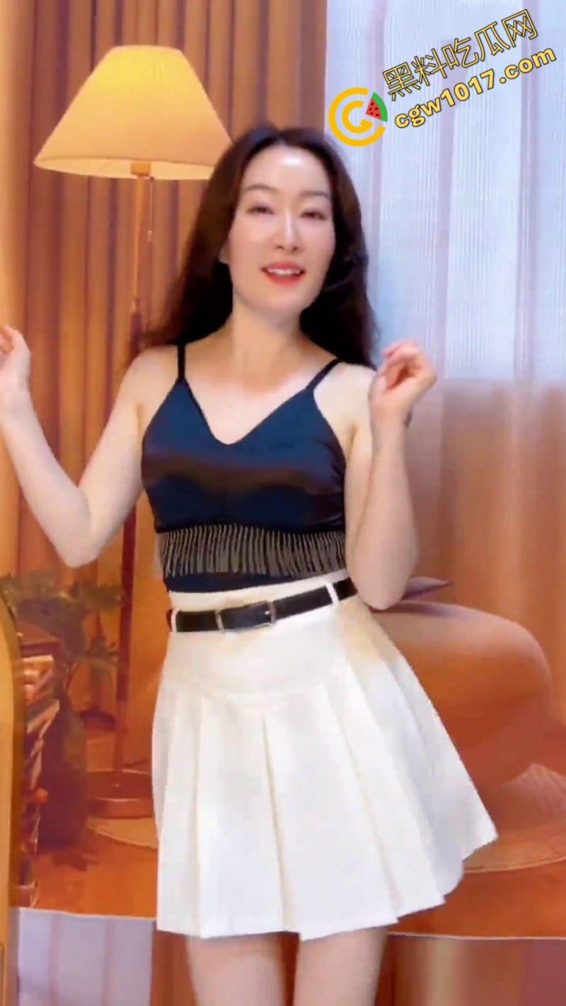 抖音熟女网红【奶思鸭】撩人心魄:冷艳少妇化身浪荡尤物,肥臀高翘松紧湿透,纤指抠穴淫水乱颤,爽到灵魂出窍!