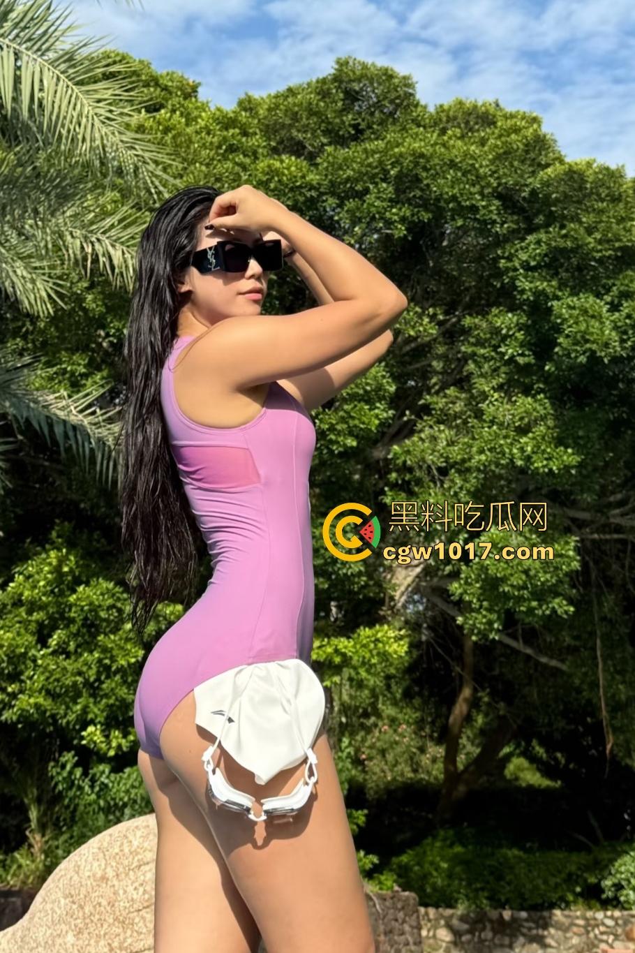 超高颜值新疆母狗极致调教！拴狗链满地爬，口交抛媚眼像要吃了观众，连体黑丝戴眼罩，跳蛋塞B还被皮鞭甩穴！