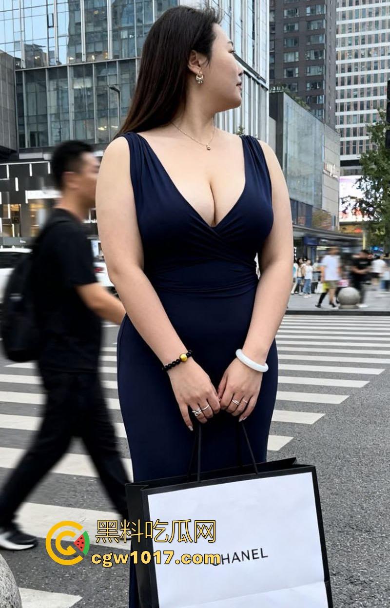 杭州微胖富婆【李美美】重金拿下自己的健身教练,巨乳坦克无套后入直接开干,肌肉教练奋力输出只为富婆满足!