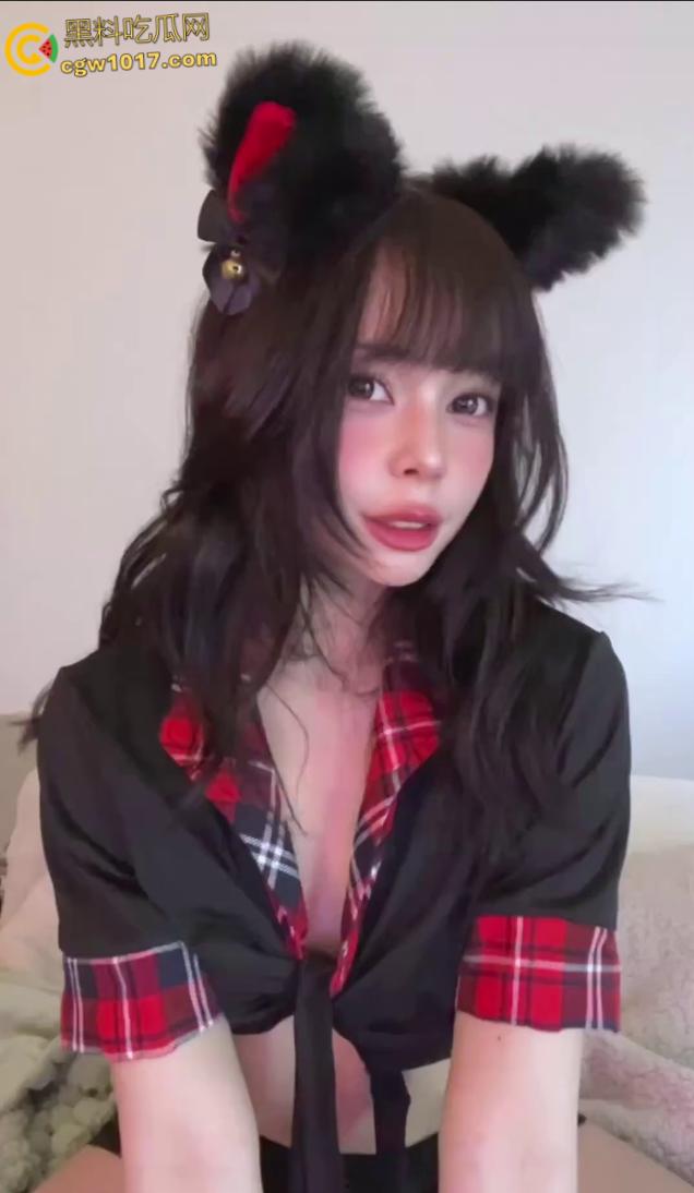 欧美顶流网黄【AmaiMaiOfficial】,cos绫濑桃福利视频,性感比基尼蛋糕抹身,美腿大开揉穴自慰,画面香艳无比!