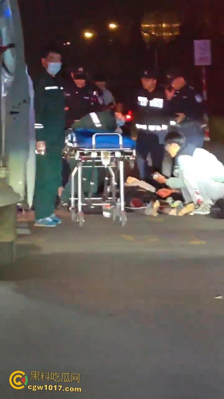 自古奸情出人命,山西文化旅游职业大学,一女子持刀杀害渣男和小三,双双倒地当场一命呜呼盖白布 !