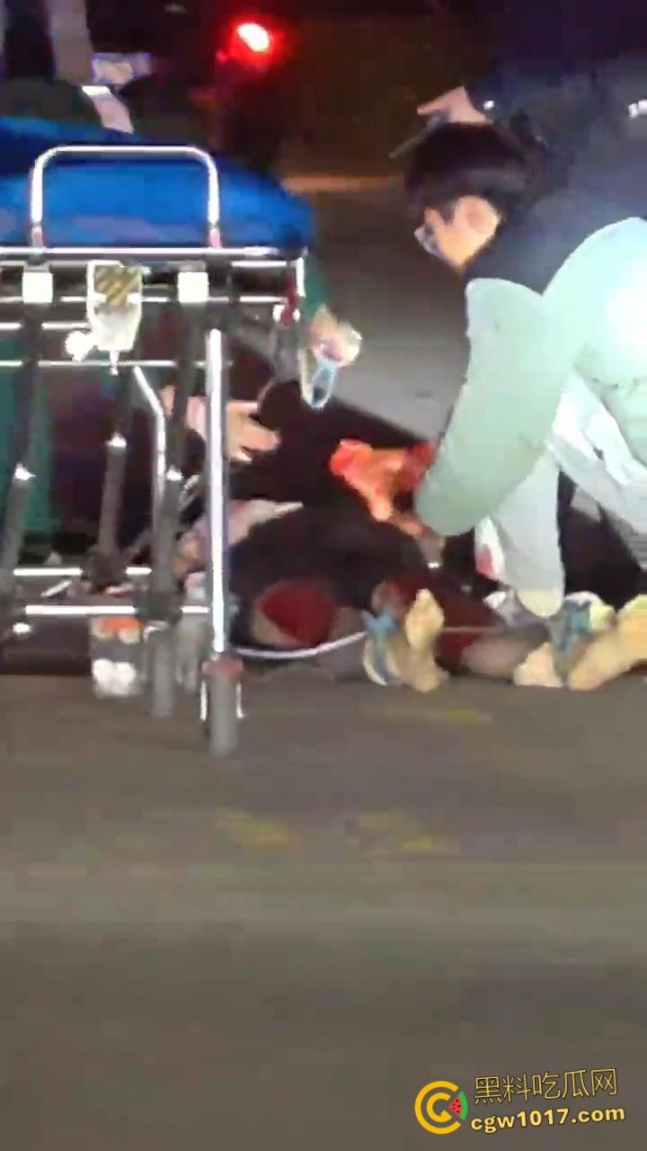 自古奸情出人命,山西文化旅游职业大学,一女子持刀杀害渣男和小三,双双倒地当场一命呜呼盖白布 !