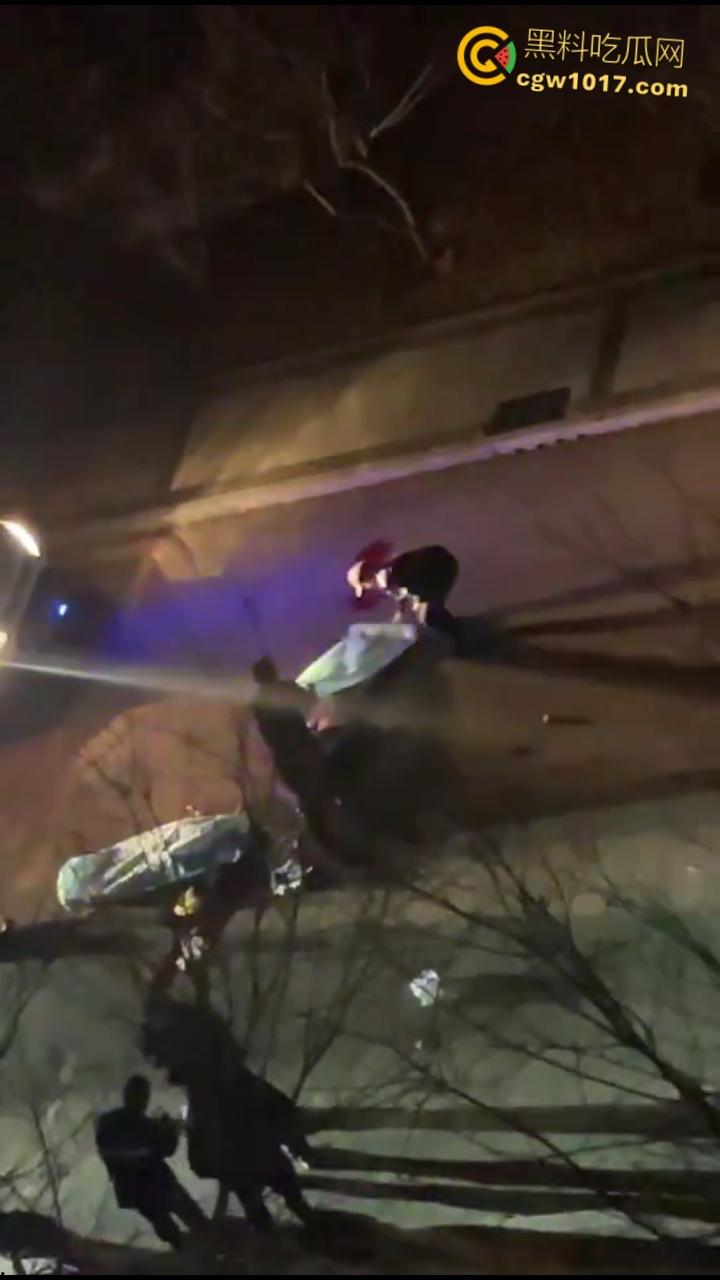 自古奸情出人命,山西文化旅游职业大学,一女子持刀杀害渣男和小三,双双倒地当场一命呜呼盖白布 !