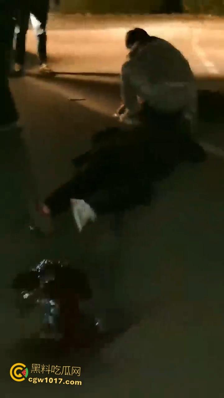 自古奸情出人命,山西文化旅游职业大学,一女子持刀杀害渣男和小三,双双倒地当场一命呜呼盖白布 !